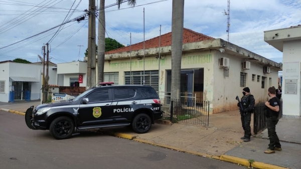 Equipes da força-tarefa na Prefeitura de Caiabu (Foto: Murilo Zara/TV Fronteira).