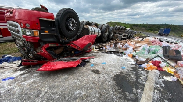 Caminhão capotou na rodovia (Foto: Fernanda Marion/TV TEM).