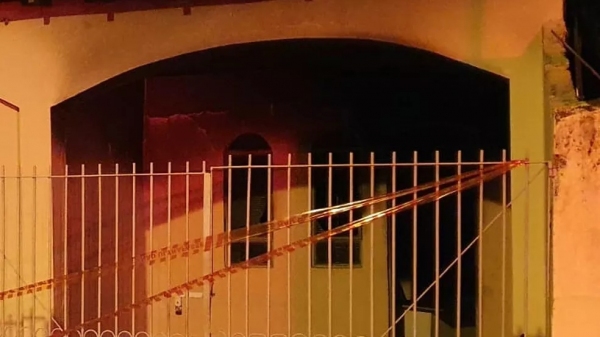 Imóvel onde ocorreu o incêndio (Cedida/Polícia Civil. Reprodução/G1 Prudente).