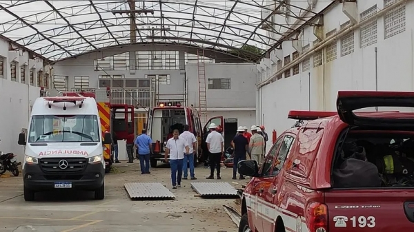 Equipes no local do acidente, onde atenderam a vítima da descarga elétrica (Imagem: David de Tarso/TV Fronteira).