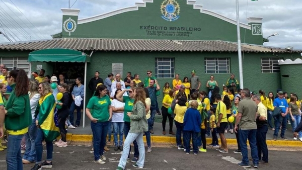 Ato público realizado nesta quarta-feira, feriado de Finados, em Adamantina (Reprodução/Life FM).