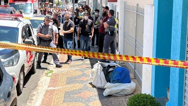 Corpo foi achado dentro de sacos no centro de Marília (Foto: Fábio Modesto/TV TEM).