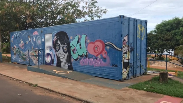 Estrutura do banheiro contêiner onde o turista morreu após receber choque elétrico (Foto: Vinícius Alonso/TV Fronteira).