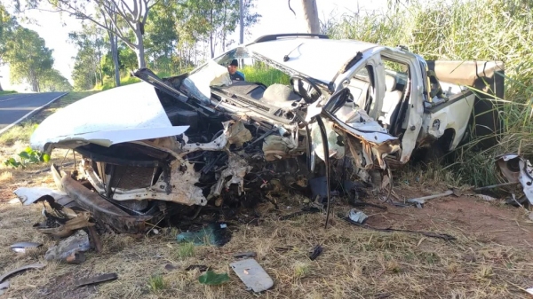 Um dos veículos envolvidos no acidente (Foto: Murilo Zara/TV Fronteira).