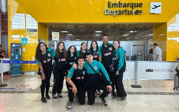 Comitiva do Sesi de Osvaldo Cruz antes do embarque, no Aeroporto Internacional de Guarulhos  (Reprodução/Portal FM Metrópole).