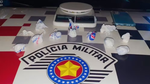 Droga e outros objetos apreendidos (Cedida/PM).