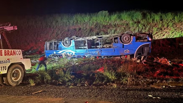 Onibus levava trabalhadores rurais e seus familiares (Divulgacao/Corpo De Bombeiros).