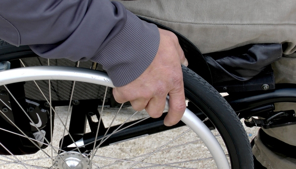 Cadeirante idoso foi transportado em ambulância com porta aberta, situação que o levou a um ataque convulsivo (Imagem: Pixabay).