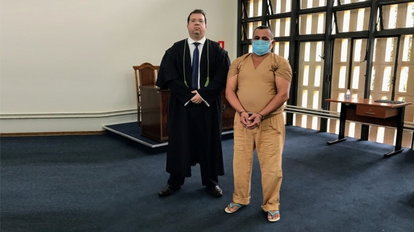 O advogado Alexandre Lima Ramenzoni e o réu Antônio Paulino (Foto: Siga Mais).