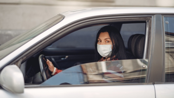 Uma das exigências do Detran.SP é de que o aluno, bem como o examinador, utilizem máscaras e luvas, e façam a higienização das mãos antes do início de cada exame (Foto: Gustavo Fring/Pexels).