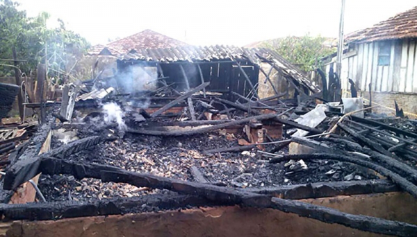 Incêndio destruiu casa e todos os pertences dos moradores, em Bastos (Foto: Valdecir Luis/Site Bastos Já).