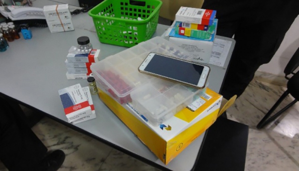 Anabolizantes e celular foram apreendidos com rapaz na manhã desta sexta-feira em Araçatuba (Reprodução: SBT Interior).