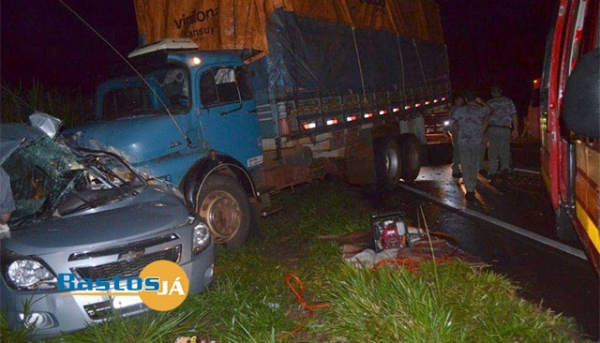 GM Cobalt e caminhão se envolvem em acidente com vítima fatal, na SP-294, em Iacri (Foto: Reprodução/Site Bastos Já).