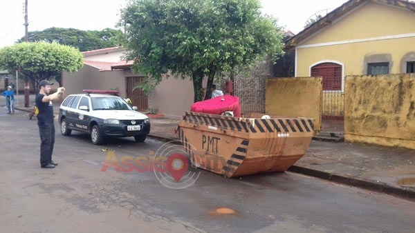 Bebê é encontrado abandonado em caçamba, dentro uma sacola plástica (Foto: Assis City/Reprodução).