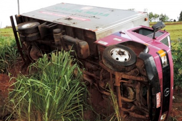 Acidente ocorreu na Rodovia Comandante João Ribeiro de Barros, trecho entre Flórida Paulista e Adamantina (Foto: Folha Regional).