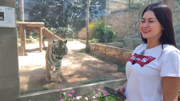 Estudante de medicina veterinaria da FAI no Zoo de Bauru (Acervo Pessoal).