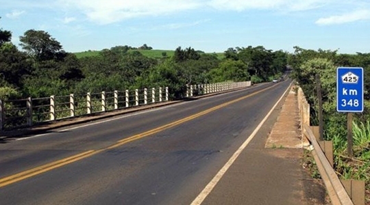 Ponte na SP-425, altura do km 348, está interditada desde setembro do ano passado (Reprodução).