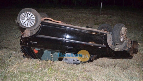Carro saiu de uma propriedade rural e adentrou a pista repentinamente, sendo atingido na traseira por uma carreta (Foto: Site Bastos Já).